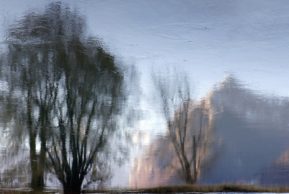 Горит полночная луна