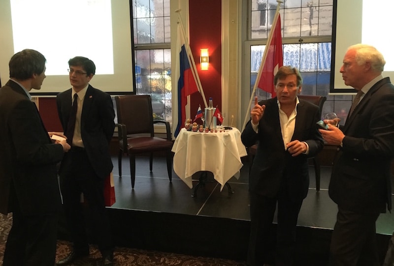 После официальной части обсуждение продолжилось в неформальной обстановке. (© Schwingen.net)