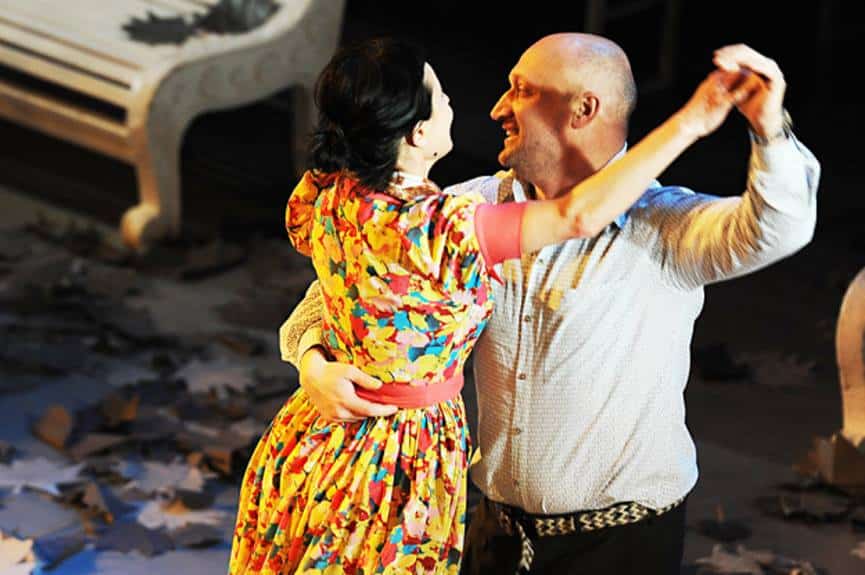 Тон спектакля задает симпатичное и солнечное музыкальное ретро.