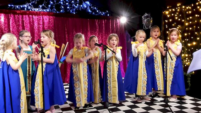 Красивая песня подружит всех.