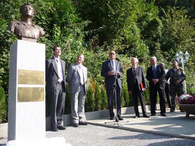 Открытие бюста А.С. Пушкина в швейцарском городе Зизикон. Р. Кибурц – у микрофона. 24 сентября 2011 г.
