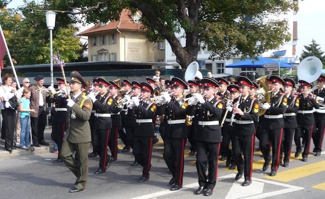 Оркестр суворовцев Московского военно-музыкального училища по приглашению швейцарской стороны участвует в осеннем фестивале «Ausschiesset» в г. Тун, где живет Рольф Кибурц. Сентябрь, 2009 г.