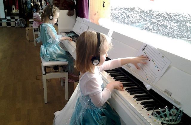 Музыкальные занятия и «Академия музыкальных искусств» с Ларисой Хугентоблер.