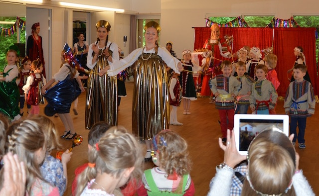 Дети и родители веселятся вместе на ярмарке «Ма-Му-Т».