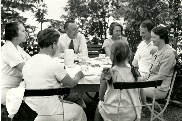 Рахманинов в Сенаре в кругу семьи, 1934 год, Швейцария. (by courtesy of the Serge Rachmaninoff Foundation / The Rachmaninoff Network)
