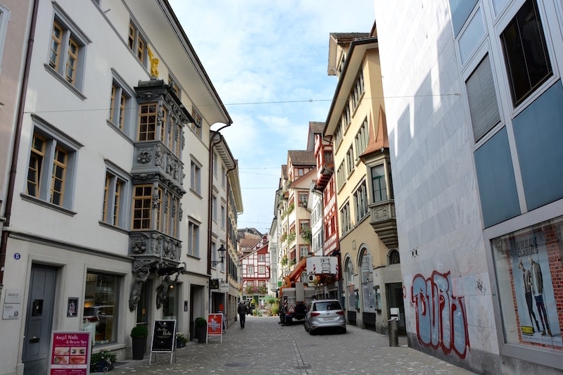 В Санкт-Галлене более ста эркеров (красивые остеклённые балконы), который слева, называется «Великолепие» (Prachtserker des Hauses zum Pelikan).