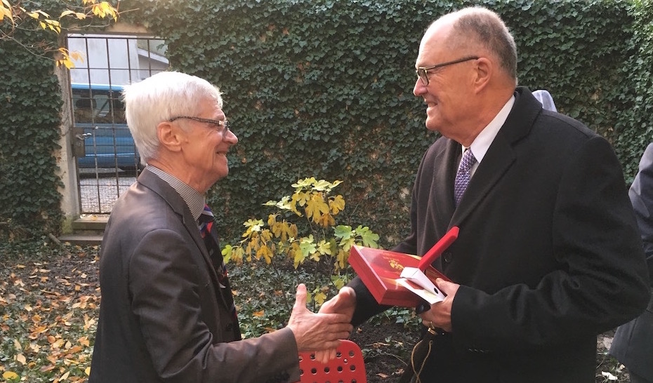 И. П. Новоселов вручает памятные знаки господину Рольфу Кибурцу, который на фото справа.