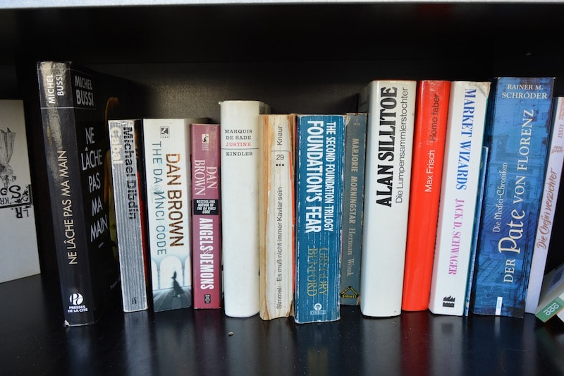 На книжных корешках латиница.