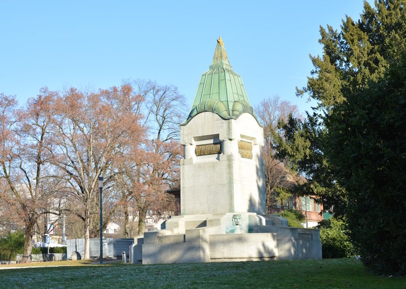 Памятник-мемориал авторам текста и музыки гимна Швейцарии: Альбериху Цвиссигу и Леонарду Видмеру в Цюрихе. (Schwingen.net).