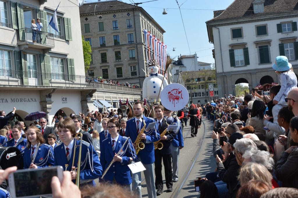 В Цюрихе традиционно гадали на снеговике