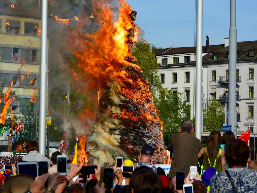 В Цюрихе традиционно гадали на снеговике