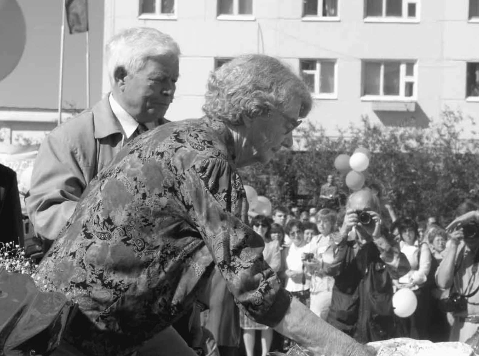 Владимир Щукин и Наталья Сарсадских на открытии бронзового памятника... (Старая рында. Из путешествий по семи рекам Сибири, и не только". Леонид Шинкарев. Москва, 2016)