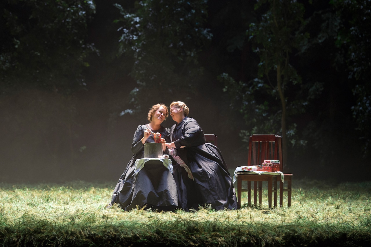 В имении Лариных варят и едят варенье. Выглядит слащаво, но проникновенно. (© Monika Rittershaus / Opernhaus Zürich)