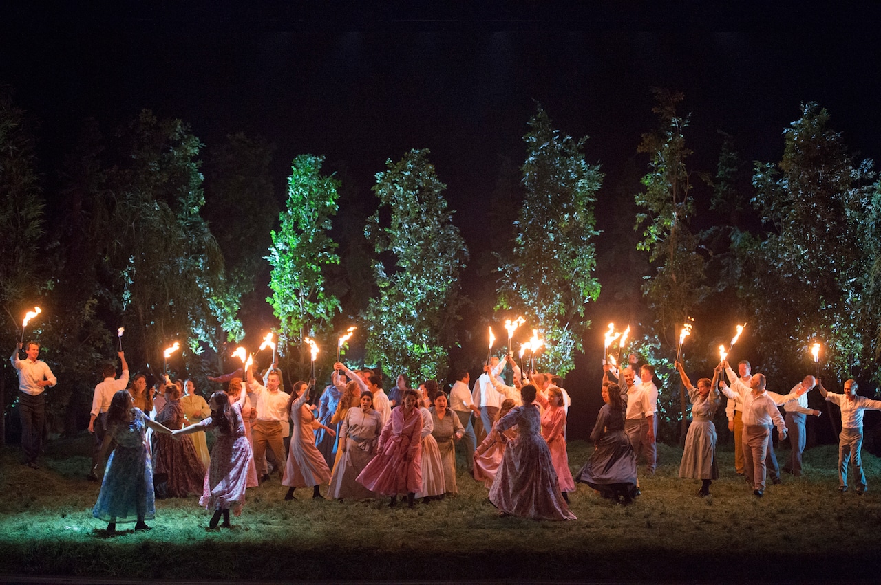 В жертвенный огонь любовной страсти брошено немало судеб. (© Monika Rittershaus / Opernhaus Zürich)