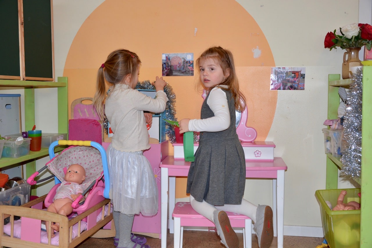 Зал удобно спланирован и для потехи, и для разных детских дел начиная с ясельной группы. (forall.swiss)