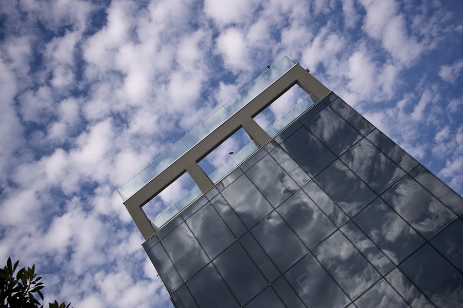 Куда он идёт?