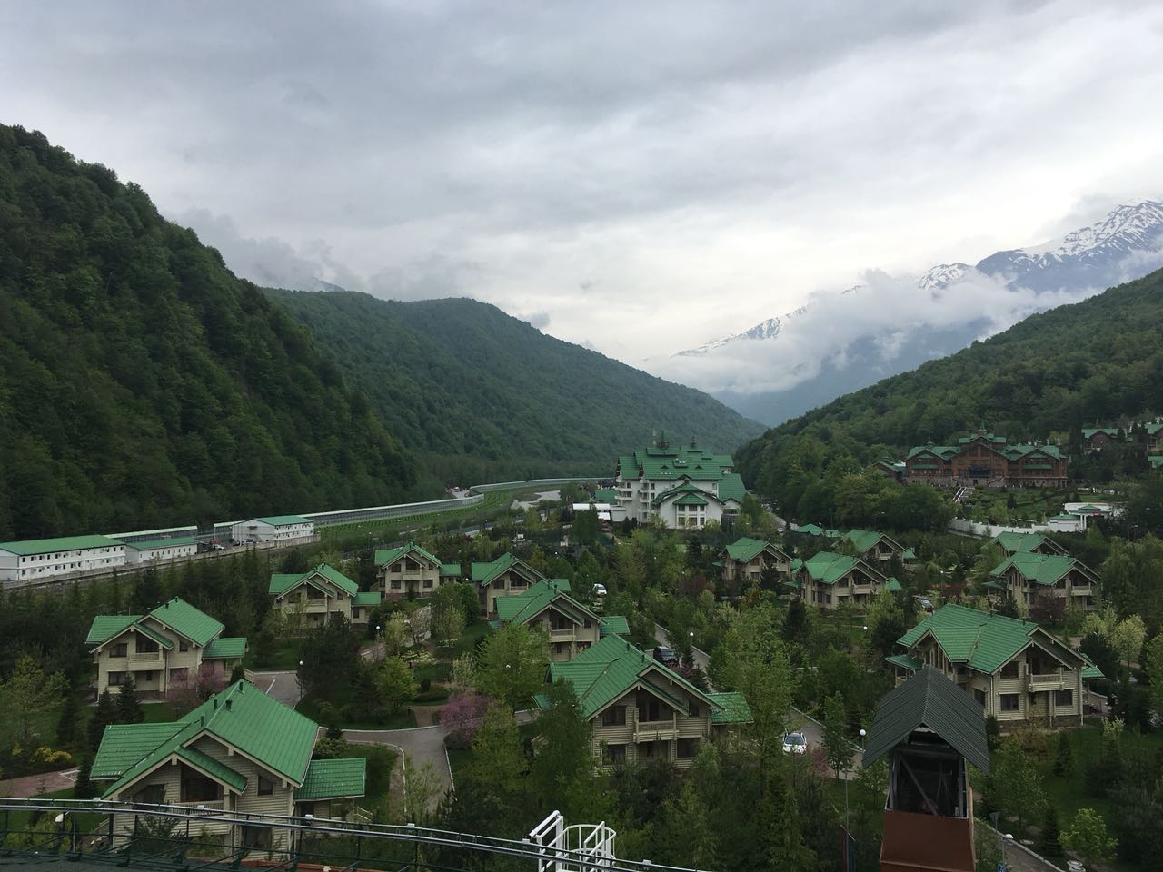 Новые постройки вблизи Сочи, май 2017. (forall.swiss)