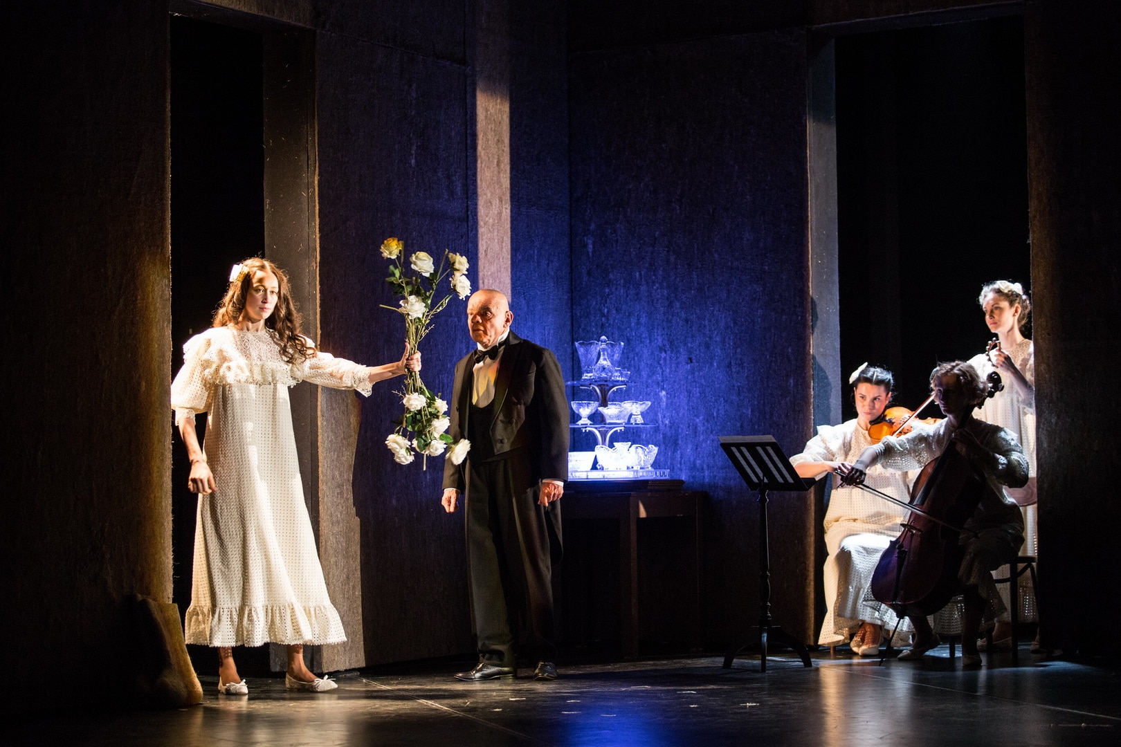 Сцена из спектакля "Человек из ресторана", автор Иван Шмелёв. (© "Сатирикон")