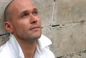 Максим Аверин в моноспектакле «Все начинается с любви…»