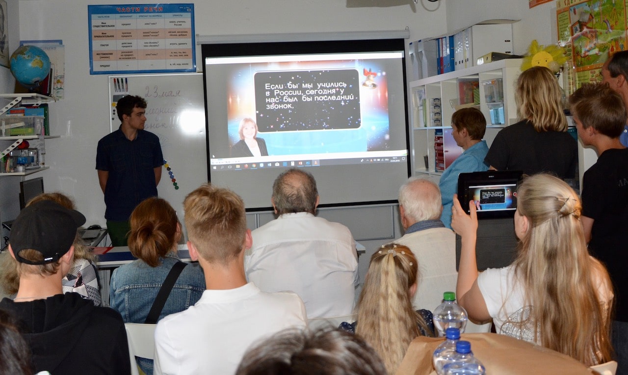 На первый в "Сказке" "Последний звонок" каждый выпускник подготовил презентацию.