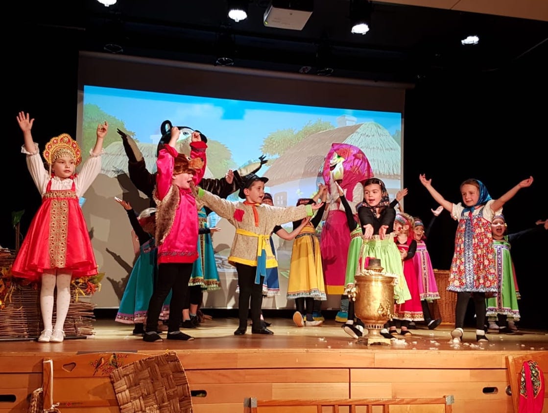 Юные артисты счастливы играть в красивых нарядах, которые вдохновляют их. (Mamut-center)