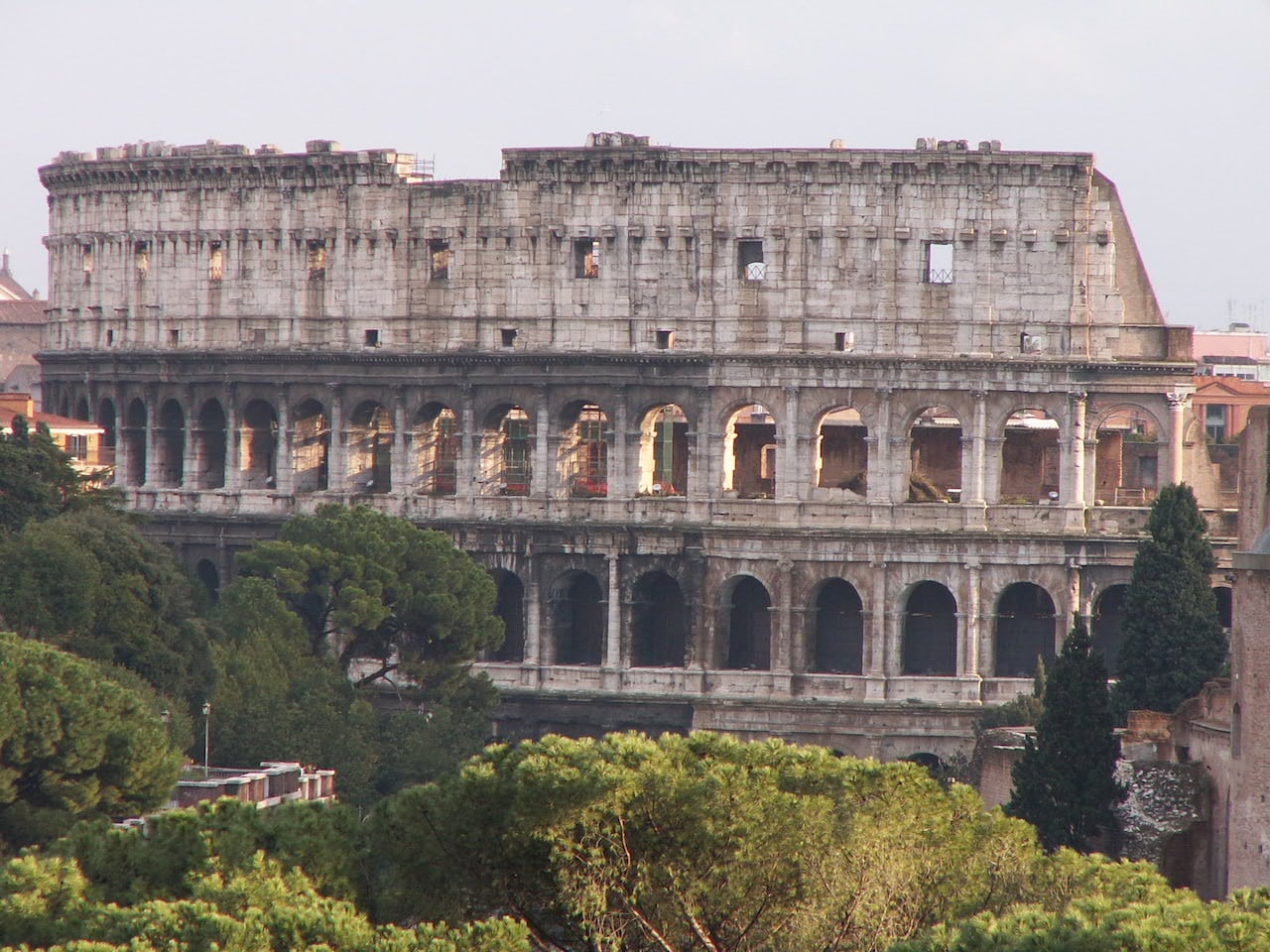 Удивляйся ротозей: пред тобою Колизей.