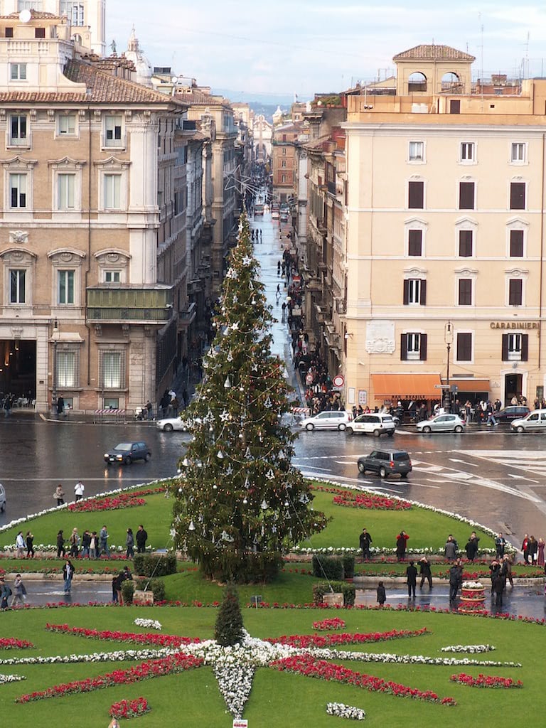 Вид с крыльца Венецианского дворца.