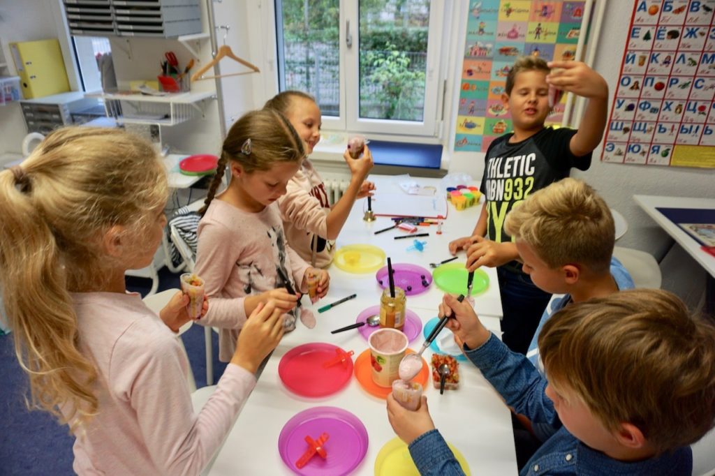 В клубе "Хочу всё знать!" дети открывают мир на русском языке и приобретают полезные навыки. (skaska.ch)