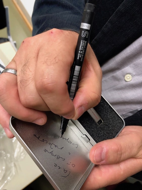 Автограф писателя на обложке дигитальной книги на долгую добрую память.