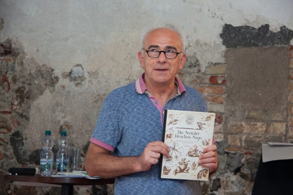 "Драконография" швейцарского писателя Дана Винера с иллюстрациями Андрея Федорченко.