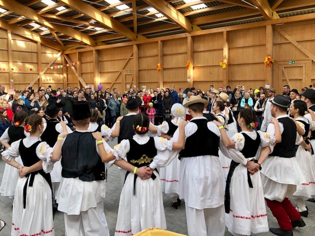 Масленица пела в Швейцарии на разных языках