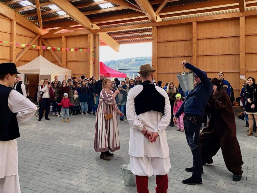 Масленица пела в Швейцарии на разных языках