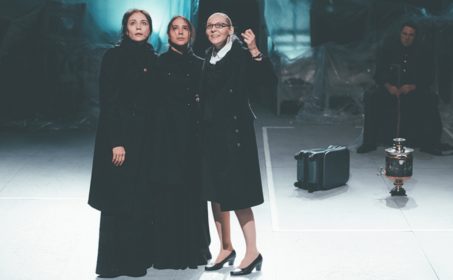«Три сестры» режиссера Кулябина сломали четвертую стену