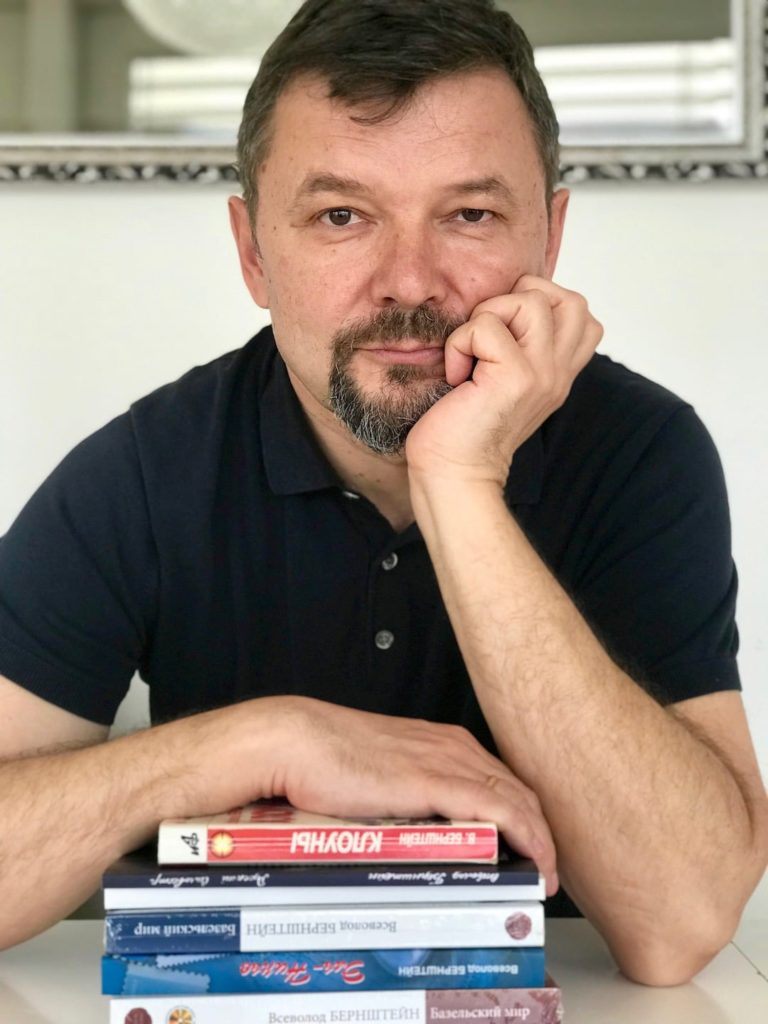 Писатель Всеволод Берншнейн: одно рукопожатие лучше тысячи лайков
