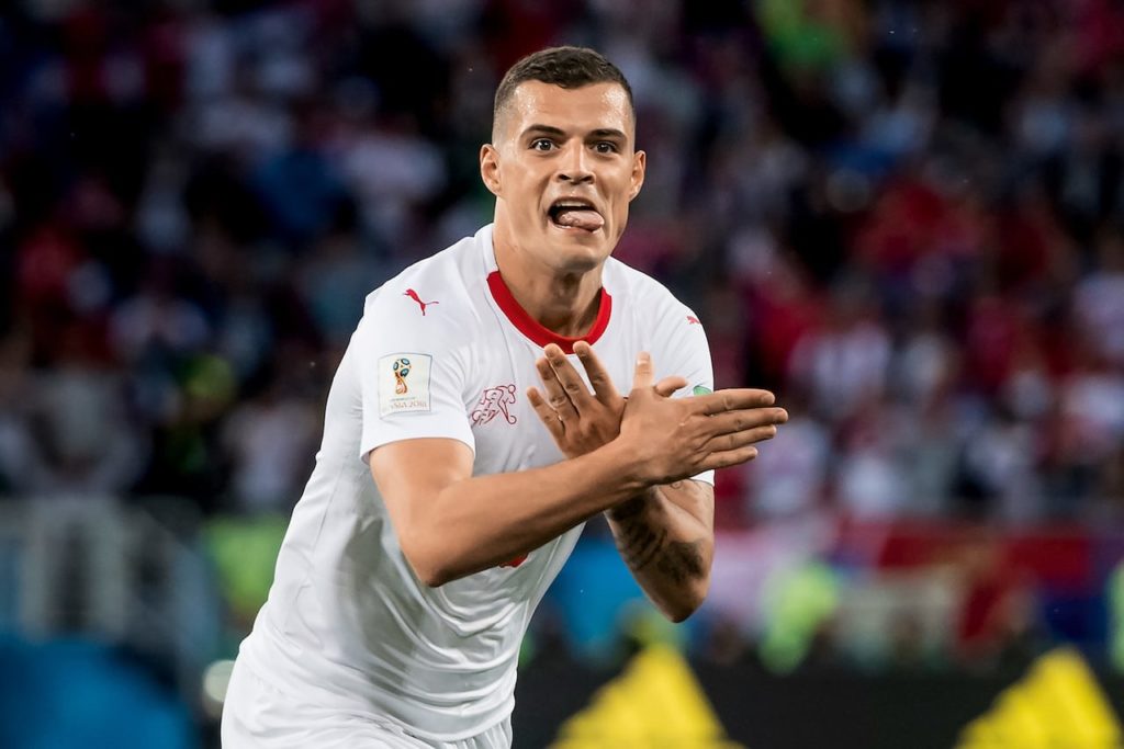 22 июня 2018 года швейцарские футболисты Гранит Джака (Granit Xhaka) - на фото - и Шердан Шакири (Xherdan Shaqiri) показали «албанского орла» на чемпионате мира в знак победы над командой Сербии. Это было расценено как провокация, в итоге каждого оштрафовали на 10 000 франков. (© Swiss Press Photo / Laurent Gillieron)