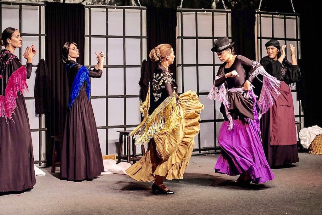 Режиссер Анжелика Оберхольцер-Смирнова поставила в Швейцарии "Дом Бернады Альбы" с русской студией театра "Synthese". (© Lucy Koenig)