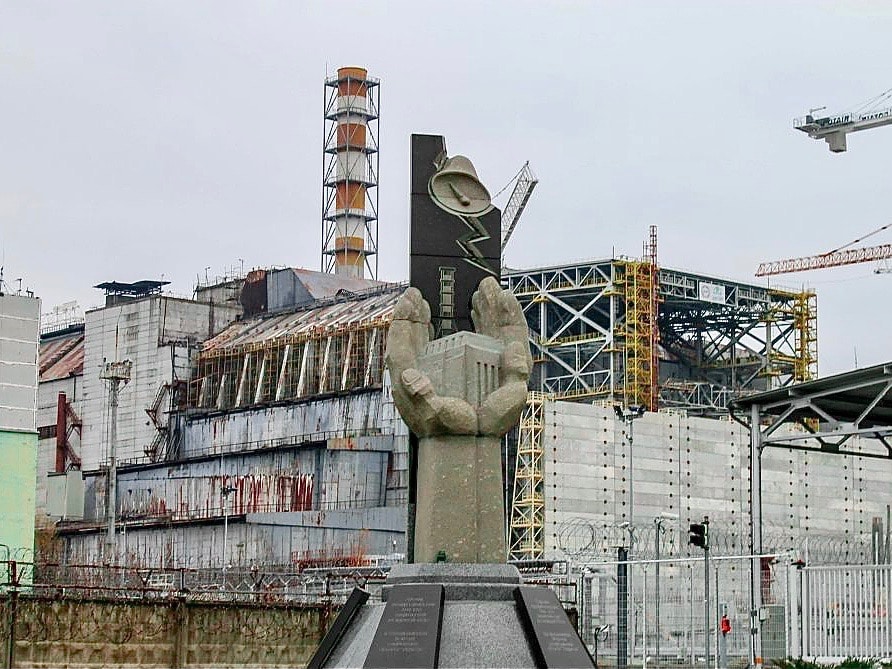 Реактор похоронен под саркофагом треть века назад, а новое укрытие еще сооружалось. (© Florian Wiedemann)