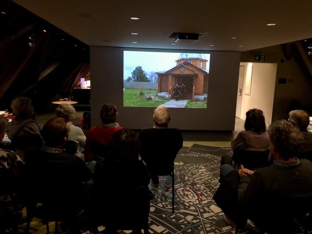 О чистосердечной и часто трудно живущей российской глубинке за границей говорят редко, а она есть. (© forall.swiss)