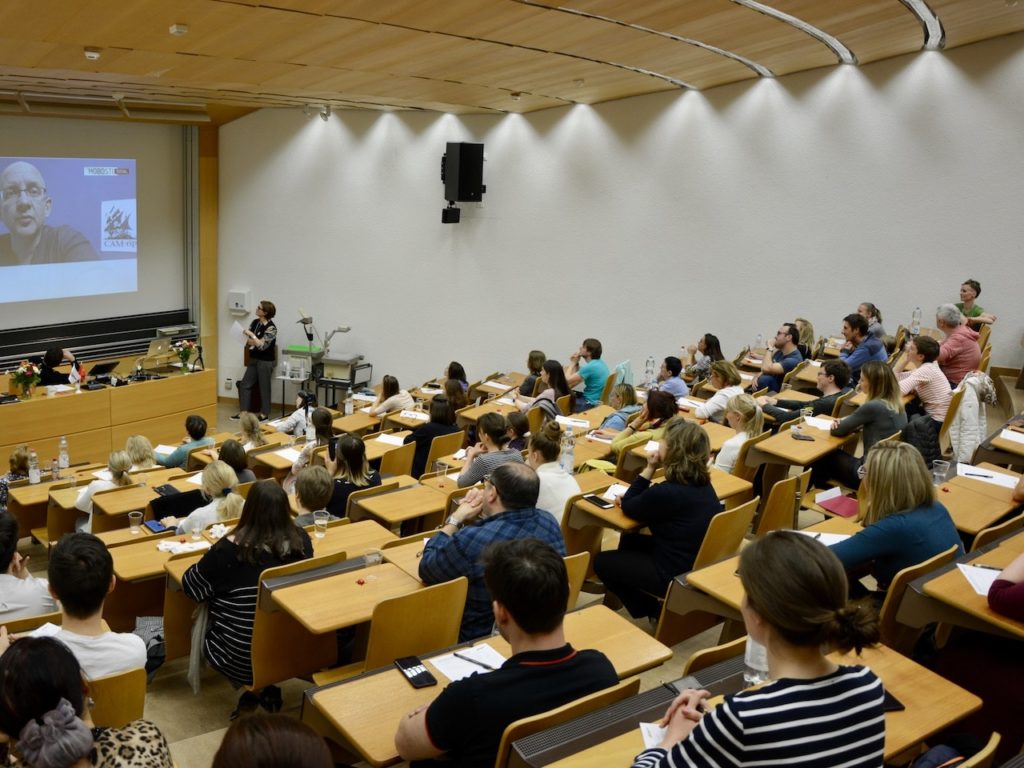 Атмосфера на диктанте рабочая, доброжелательная. (© forall.swiss)