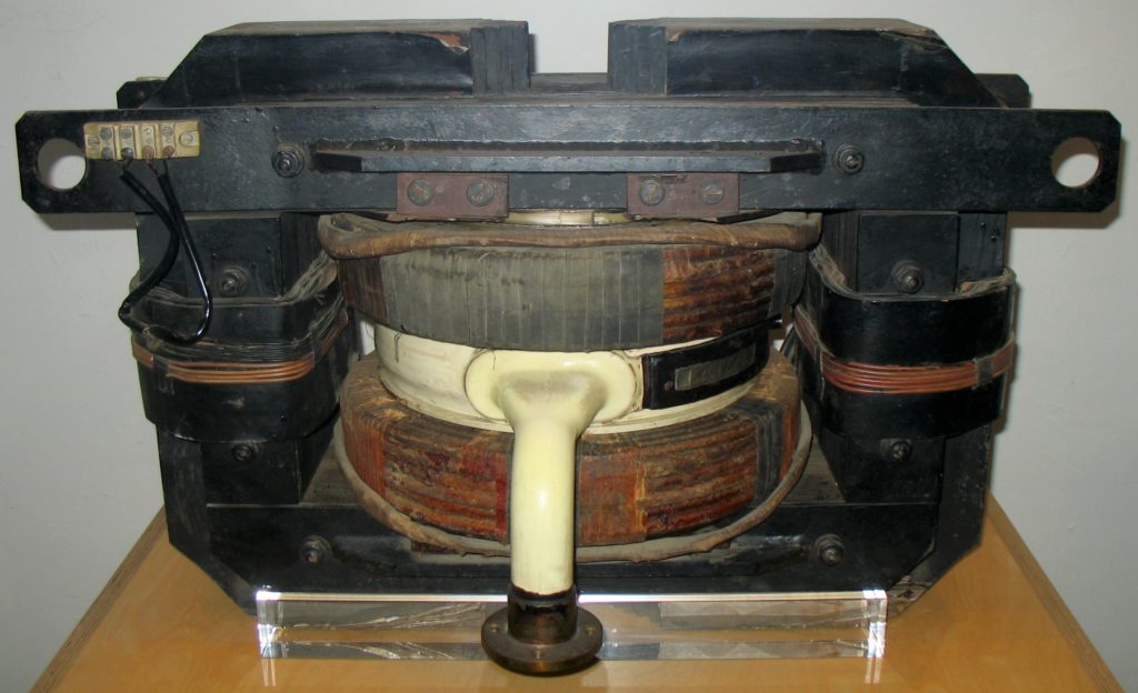 Бетатрон на энергию 6 МэВ, 1942 год. Экспонат музея в Бонне. (Общественное достояние)