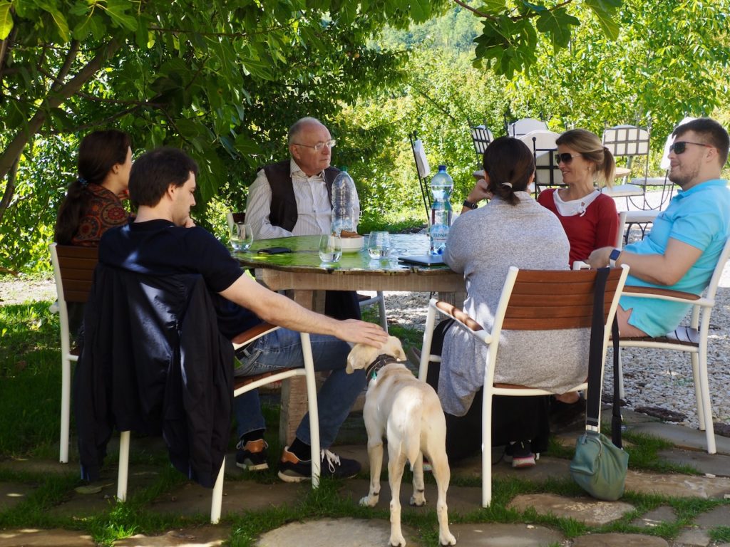 Люди любят приезжать сюда для психологических сессий. (Incantico)