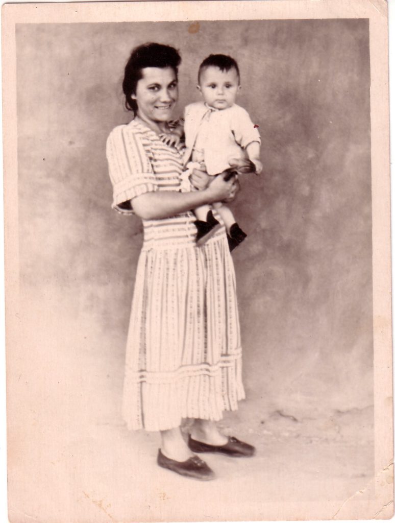 На руках. 1954 г. Из личного архива автора.