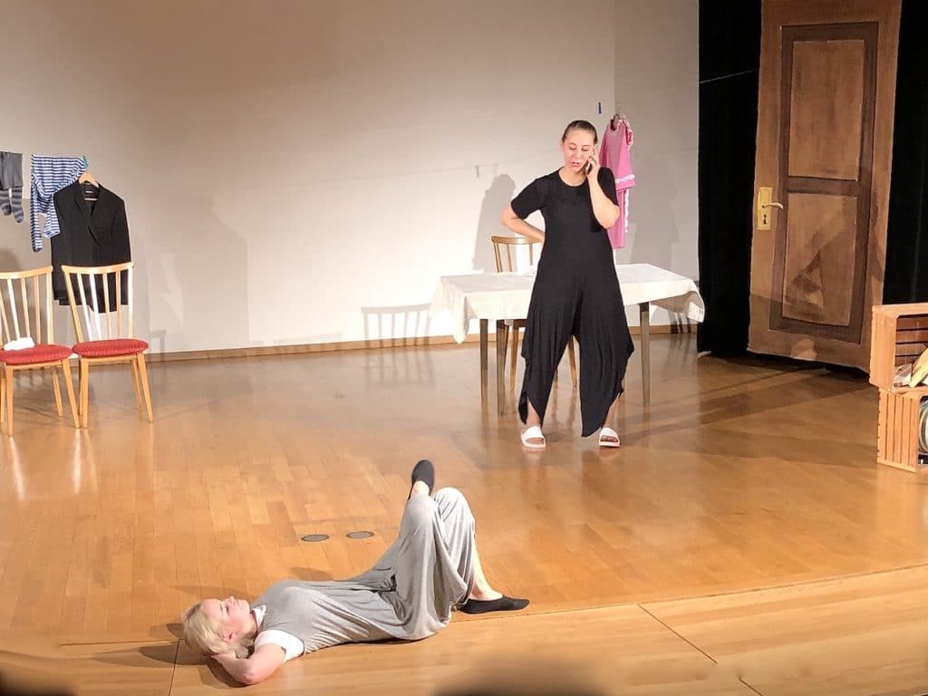 Этюд "Человек и кошка" искусно нарисовал знакомые картинки. (© forall.swiss)