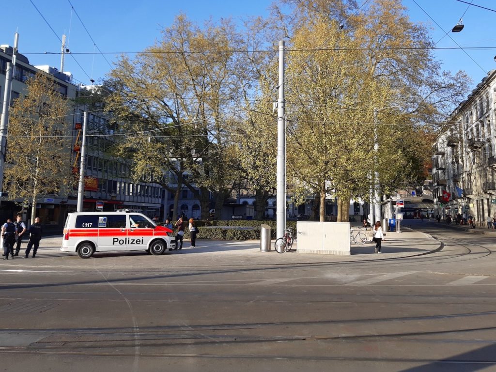 Полицию на пустых улицах видно издалека. Из личного архива автора.