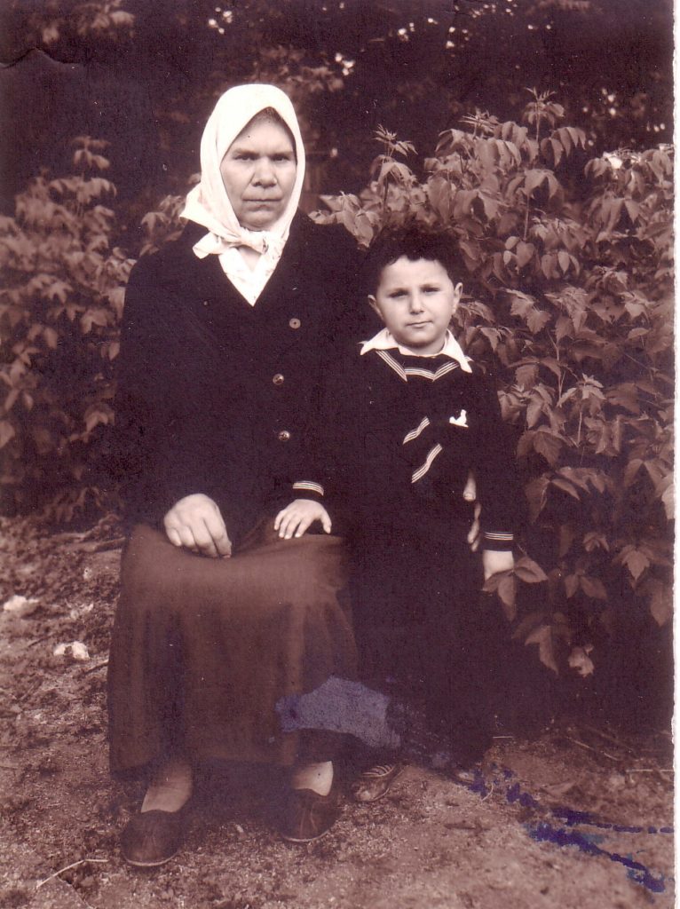 С бабой Дашей. Шахта Центрально-Боковская. Боково-Антрацит. Ворошиловградская область – сейчас Луганская. 1955 г. Из личного архива автора.