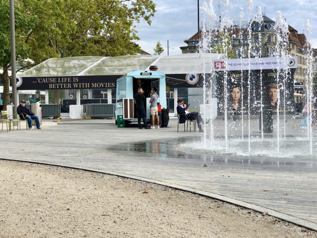 …Кино меняет жизнь к лучшему. (…Cause life is better with movies»). © forall.swiss