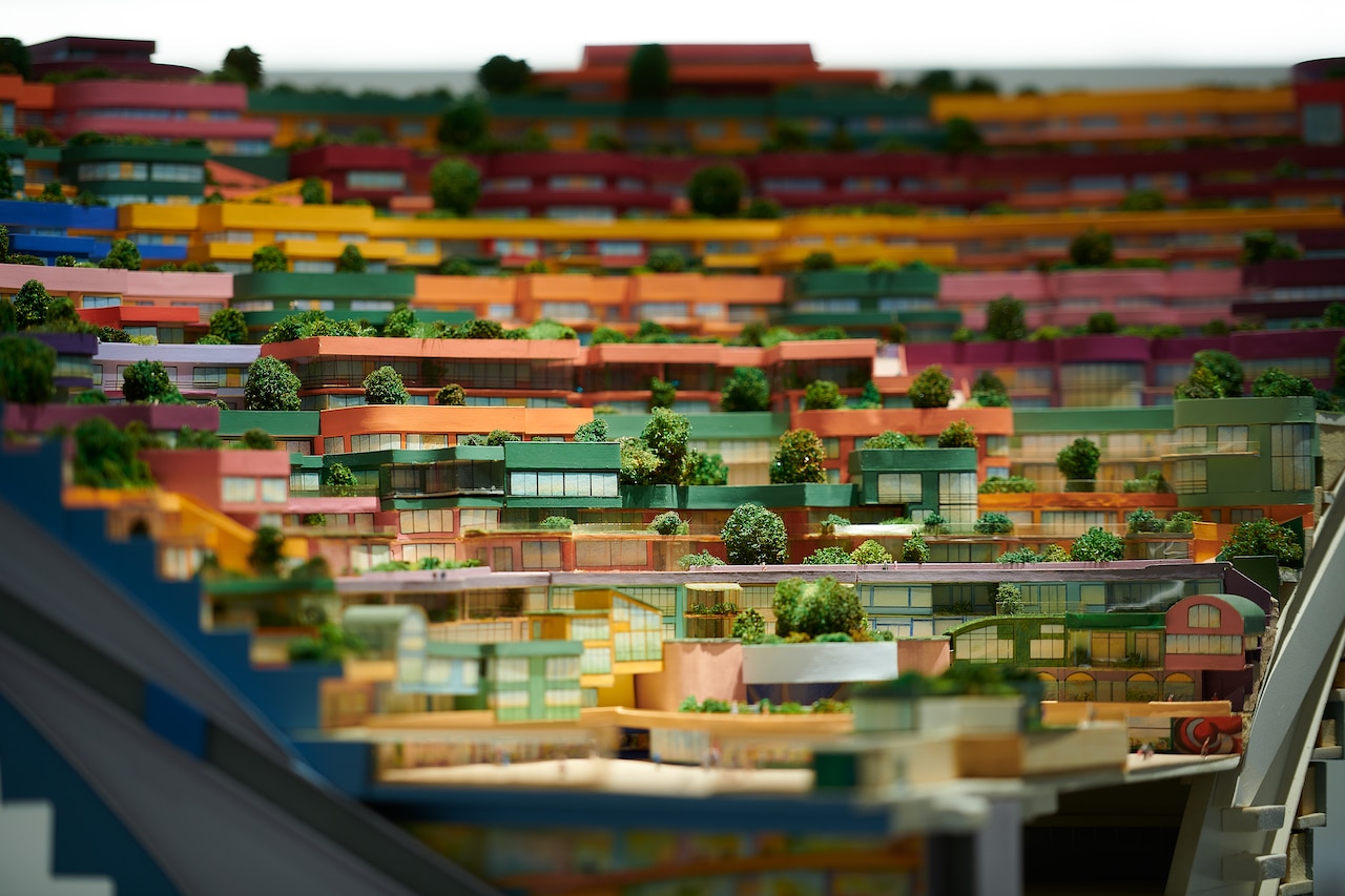 С начала 1960-х швейцарский художник Walter Jonas развивал утопическую идею гуманного и экологического «обращенного вовнутрь» города-воронки. Walter Jonas, Intrapolis, ок. 1969 г. (© gta Archiv / ETH Zürich. Musée National Suisse)