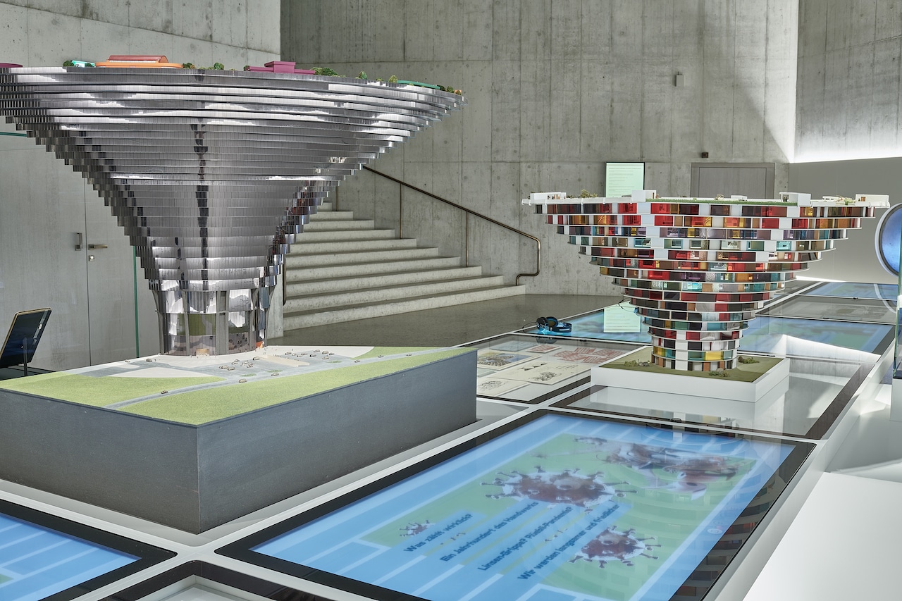 Интерактивные экраны рассказывают два десятка историй. (© Musée National Suisse)