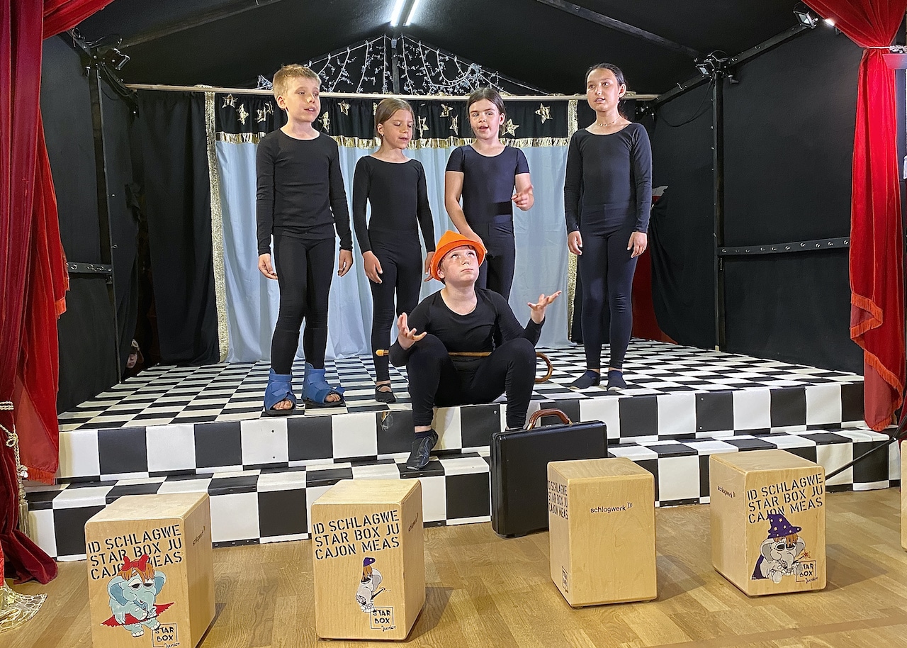 «Наш сосед Иван Петрович / Видит все всегда не так». 20.06.2021 г. (© forall.swiss)