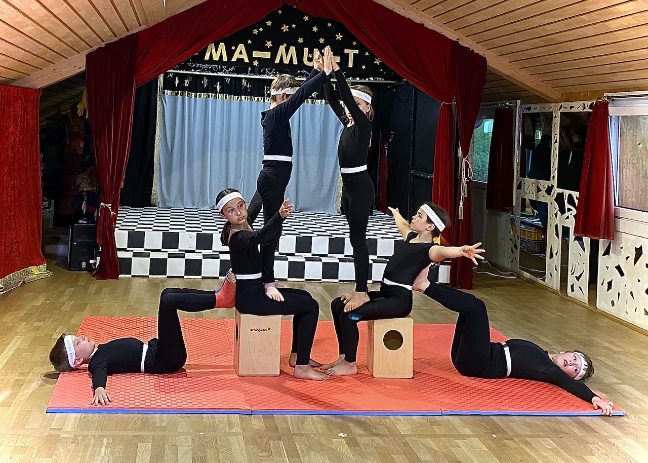 Воздушная гимнастика и напольная акробатика укрепляют здоровье детей. (© forall.swiss)